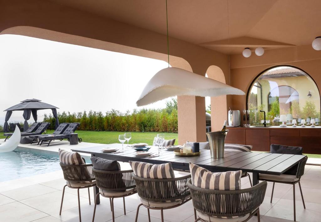 Bazén v ubytování Luxury 4-bedroom Villa in Black Sea Rama Resort by Flat Mаnager nebo v jeho okolí