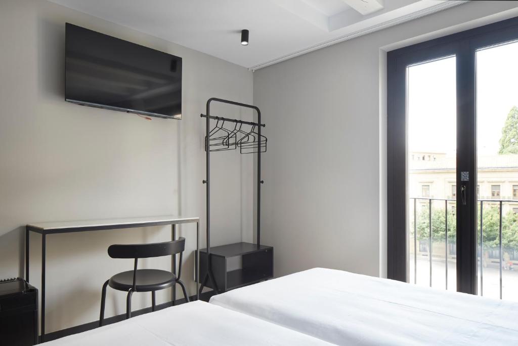 Postel nebo postele na pokoji v ubytování Hostal Espoz y Mina