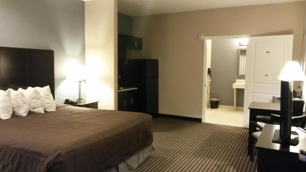 Atria Inn & Suites - One-Bedroom Suite - Disability Access/Non-Smoking