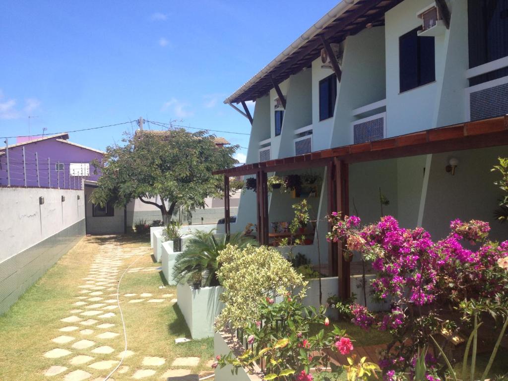 une cour d'une maison ornée de fleurs et de plantes dans l'établissement Casa Ampla perto de uma das melhores praia de SSA, à Salvador