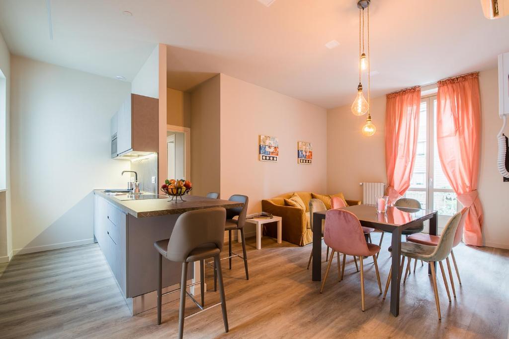 kuchnia i salon ze stołem i krzesłami w obiekcie Carlina Palace by Varental w Turynie