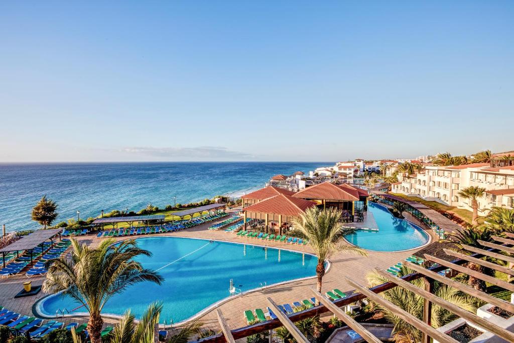 z góry widok na ośrodek z basenem i ocean w obiekcie TUI MAGIC LIFE Fuerteventura - All Inclusive w mieście Morro del Jable