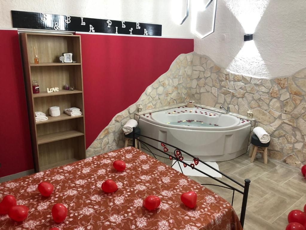 Camera con vasca e rose rosse su un letto di La Pietra a Bari