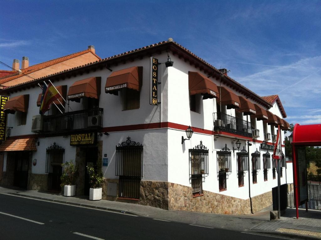 un edificio al lado de una calle en Hostal Paracuellos, en Paracuellos de Jarama