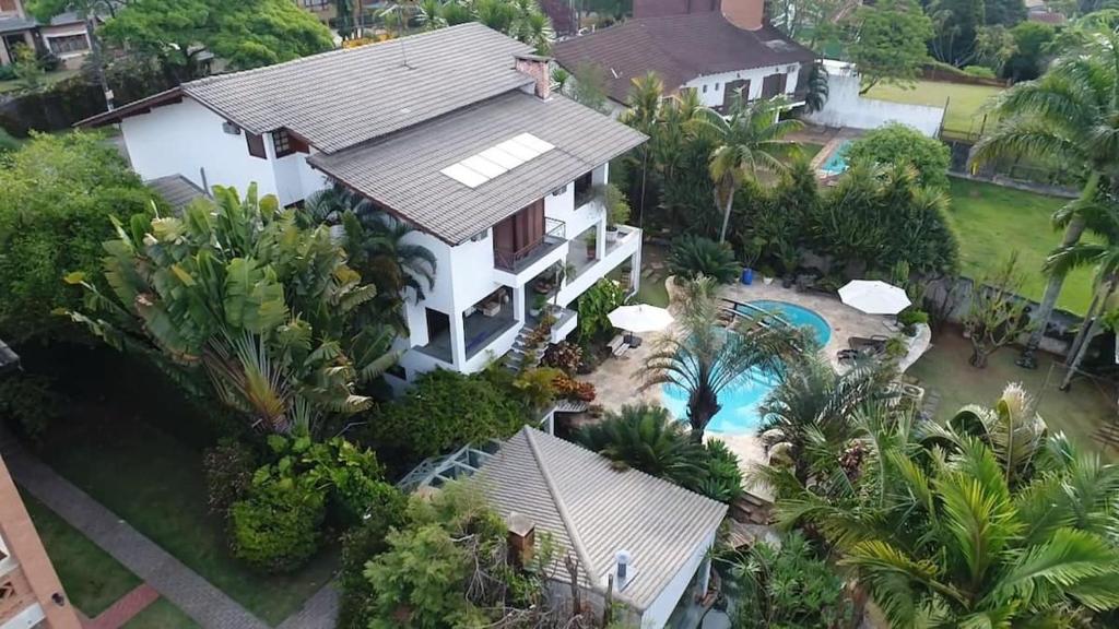 an aerial view of a house with a swimming pool at Casa Flora Garden & Pool in Carapicuíba