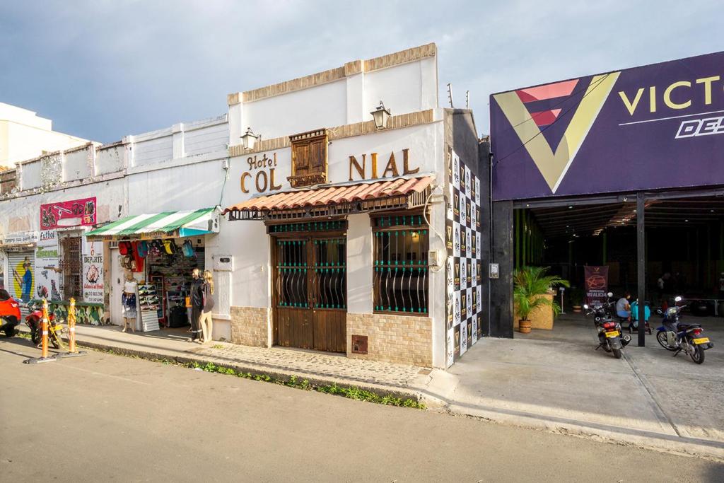 una tienda al lado de una calle de la ciudad en Hotel Colonial Palmira, en Palmira