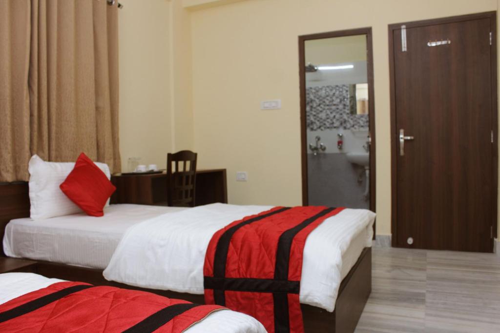 Postel nebo postele na pokoji v ubytování Sanjiva Suites