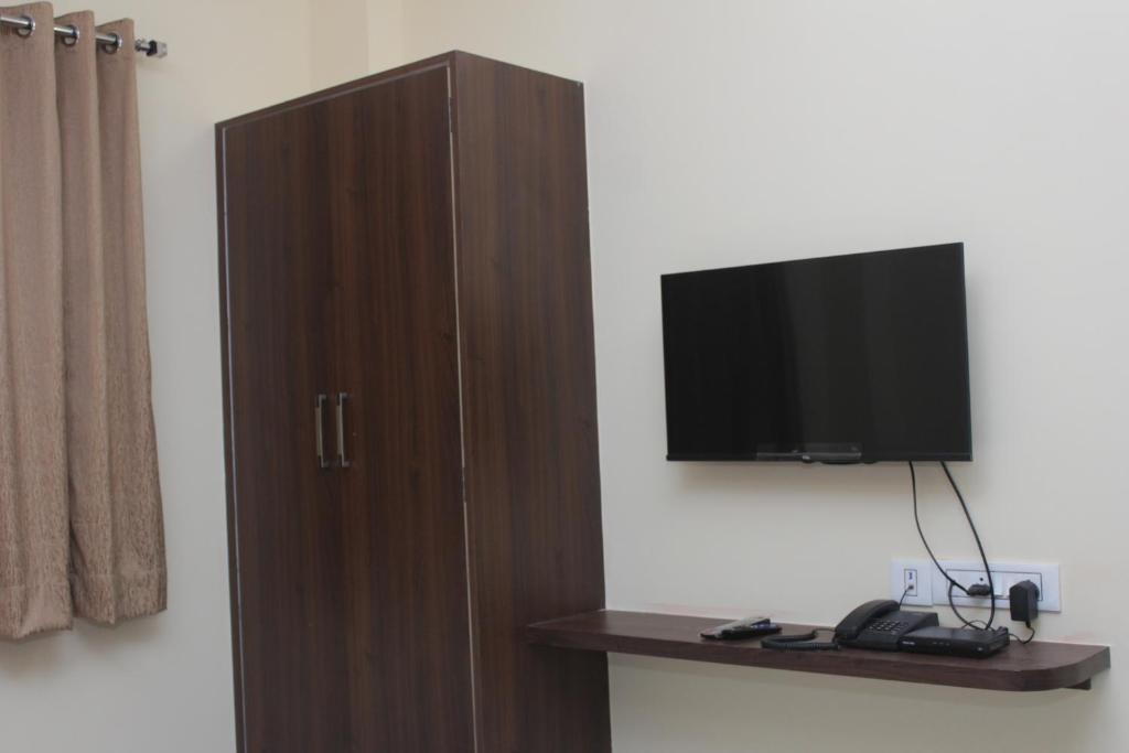TV a/nebo společenská místnost v ubytování Sanjiva Suites