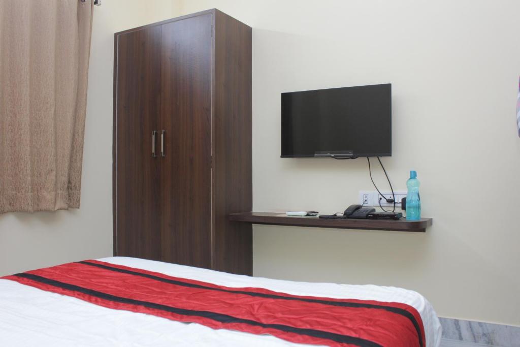 TV a/nebo společenská místnost v ubytování Sanjiva Suites