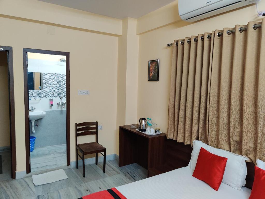 Postel nebo postele na pokoji v ubytování Sanjiva Suites