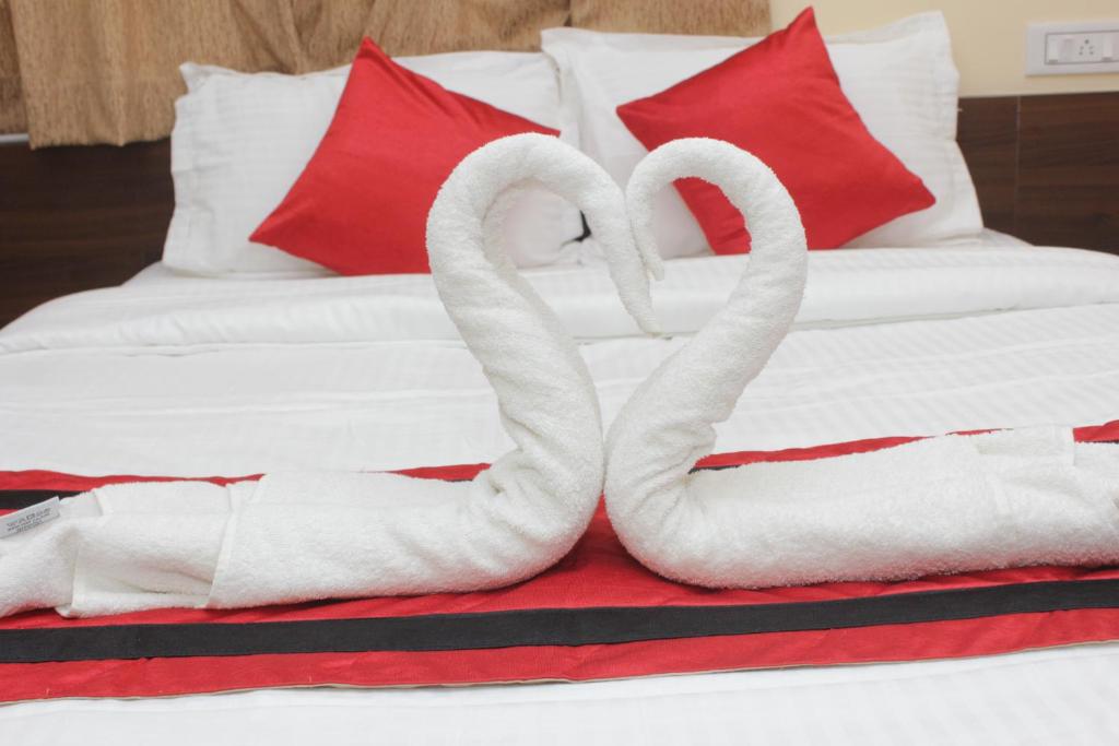 Postel nebo postele na pokoji v ubytování Sanjiva Suites