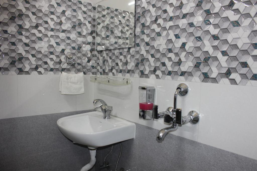 Koupelna v ubytování Sanjiva Suites