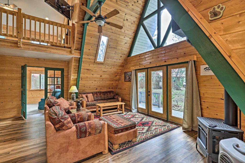 una sala de estar en una cabaña de madera con techo abovedado en Overgaard Cabin with Hot Tub, Fire Pit and Deck!, en Overgaard