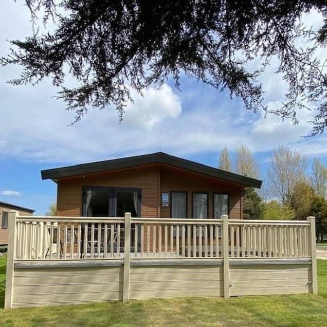 Willow Lodge with Hot Tub - Maison De Deux Chambres