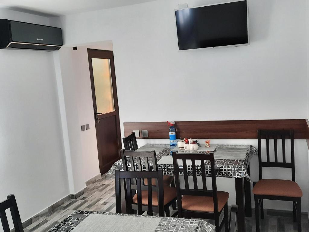 TV a/nebo společenská místnost v ubytování CASA GIA CALIMANESTI