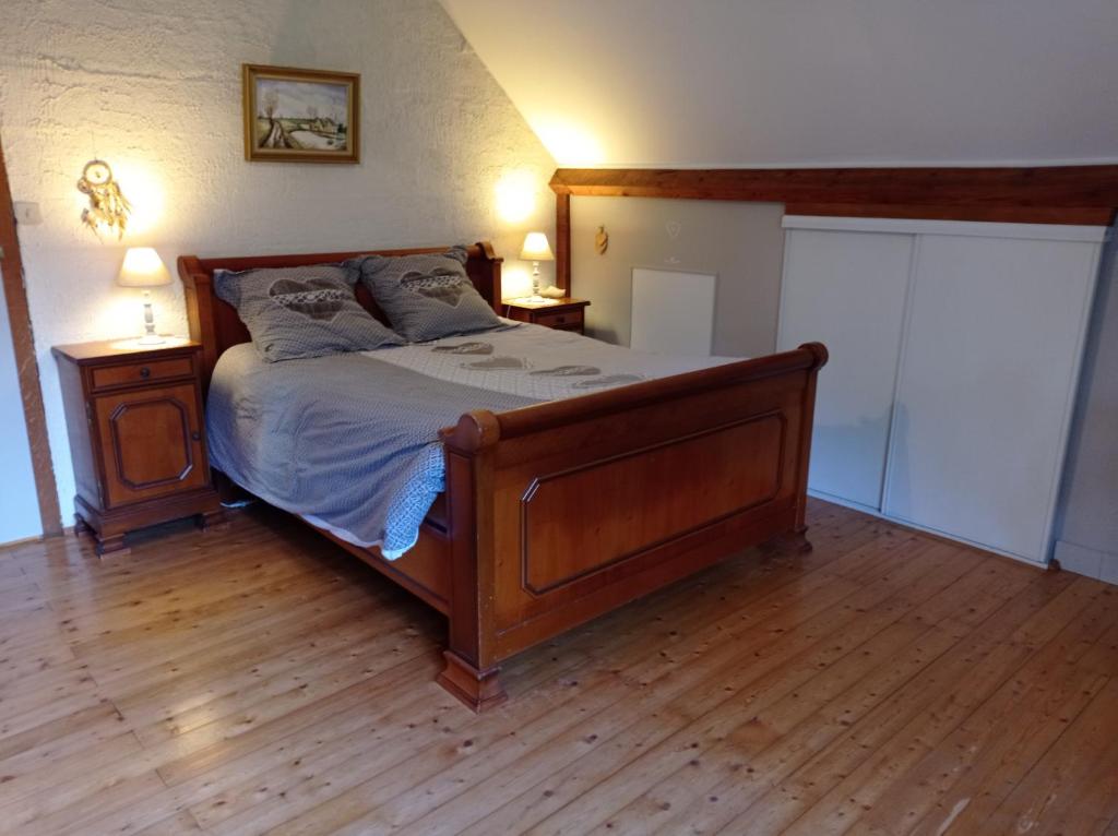 Postel nebo postele na pokoji v ubytování chambre campagnarde du grès rouge de BEAUVAL