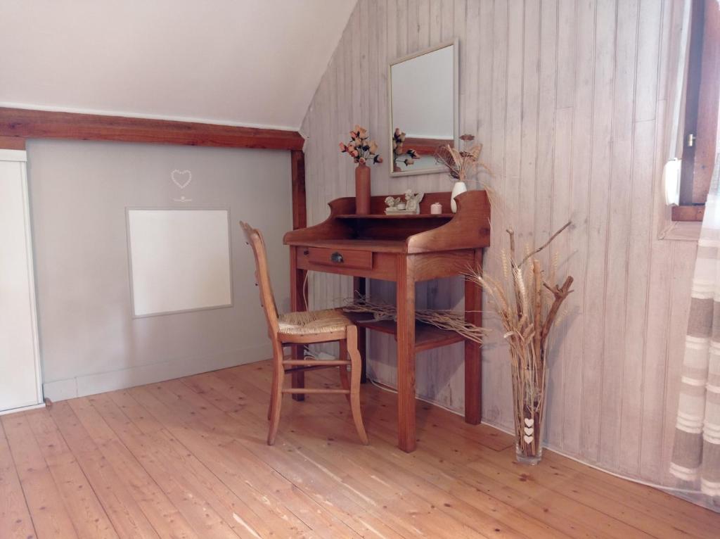 Fotografie z fotogalerie ubytování chambre campagnarde du grès rouge de BEAUVAL v destinaci Beauval