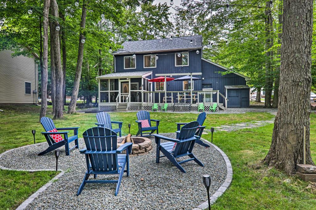 Taman di luar Lake and Pool Access Home Near Tobyhanna State Park