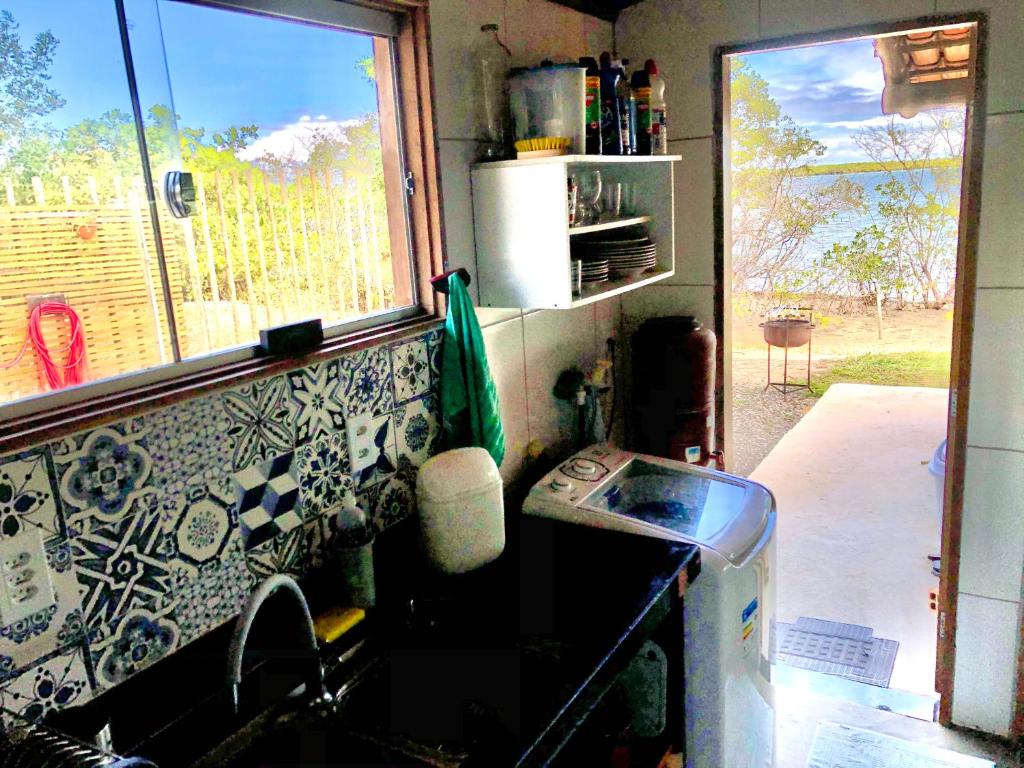TV a/nebo společenská místnost v ubytování Casa Verde, beira da água com 2 suítes - Mar Doce!
