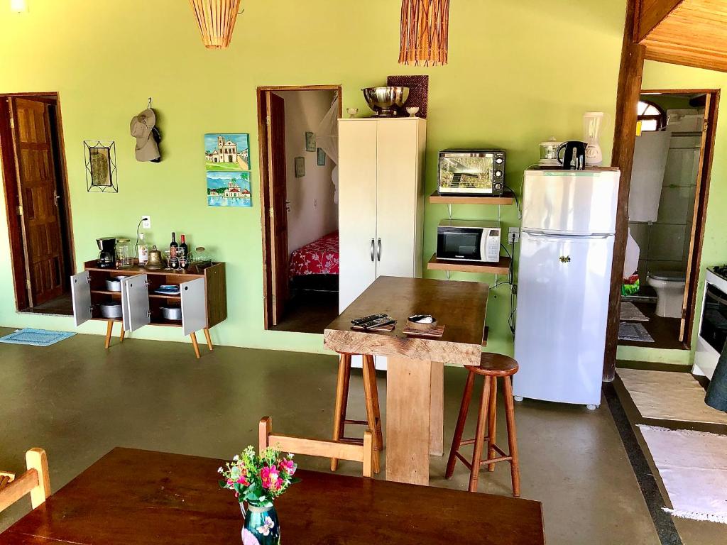 Kuchyň nebo kuchyňský kout v ubytování Casa Verde, beira da água com 2 suítes - Mar Doce!