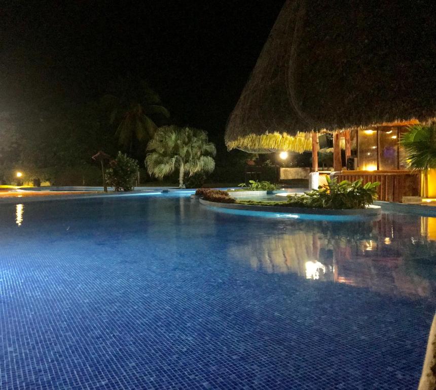Bazén v ubytování Nandel Beach Resort nebo v jeho okolí