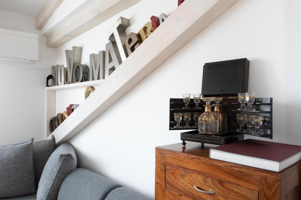 Televízia a/alebo spoločenská miestnosť v ubytovaní Biennale Gallery Loft