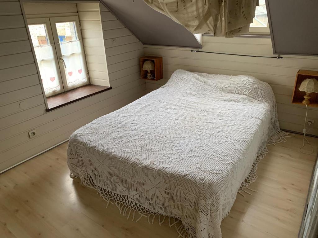 Cuissai的住宿－Fée maison with love cottage，卧室配有白色的床和2扇窗户。