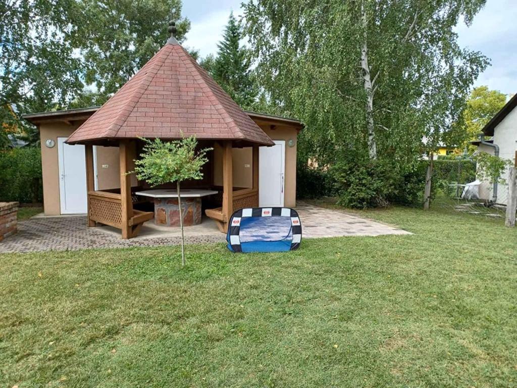 Vonkajšia záhrada v ubytovaní Holiday home Balatonkeresztur 12