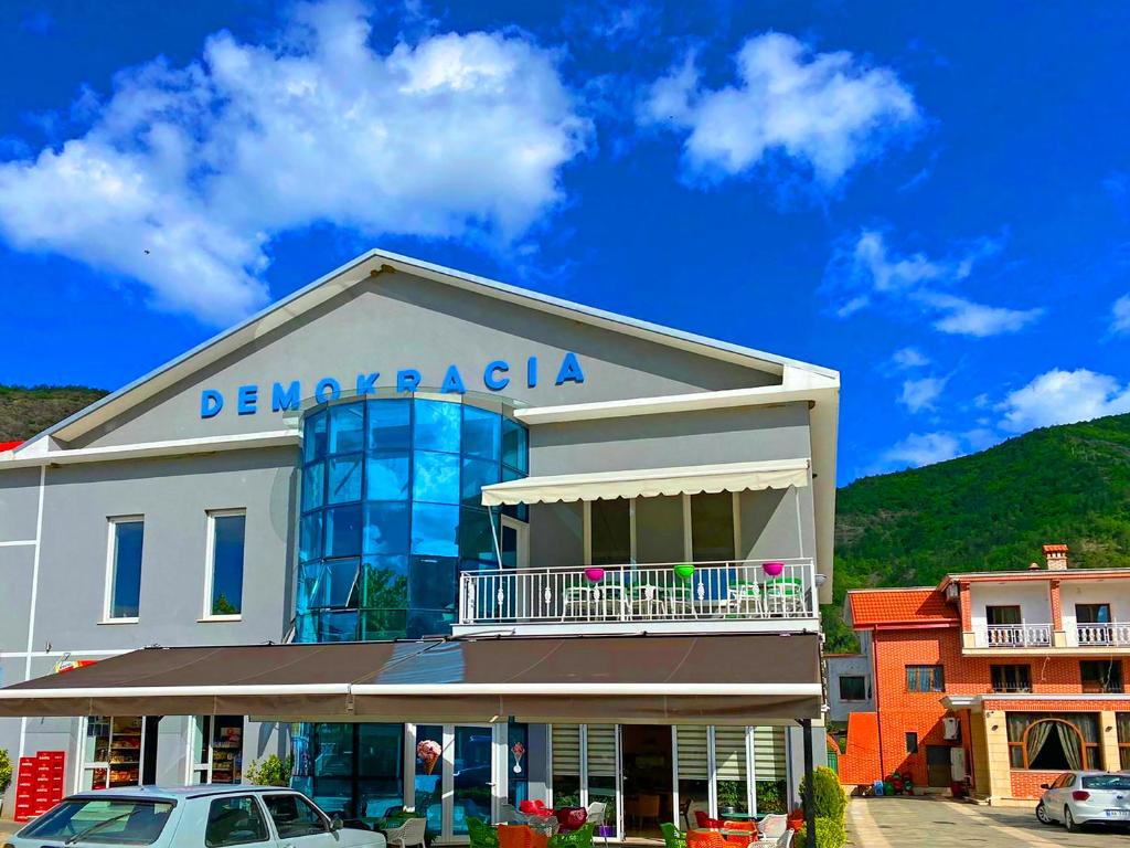 Nespecifikovaný výhled na hory nebo výhled na hory při pohledu z hotelu