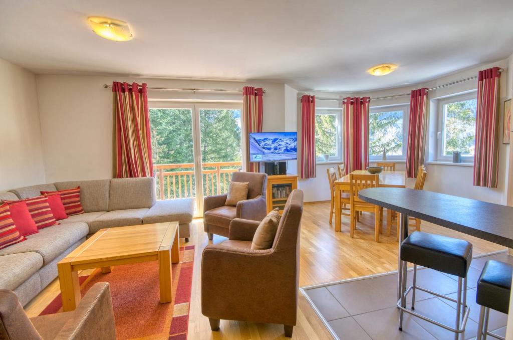 - un salon avec un canapé et une table dans l'établissement Apartment Dunn - by Alpen Apartments, à Bad Gastein
