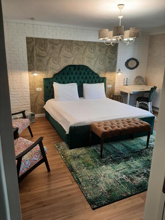 Un pat sau paturi într-o cameră la Restauro Apartament