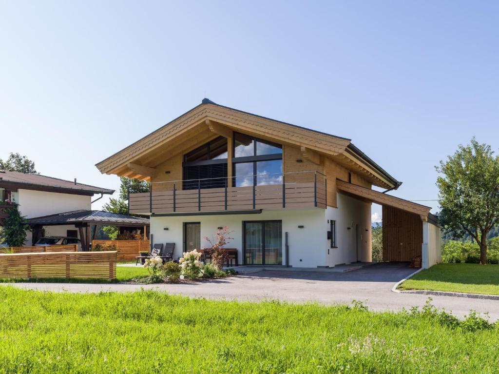 uma casa com um telhado de gambrel em Apartment Steixner em Westendorf