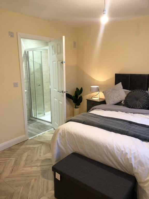 sypialnia z łóżkiem i przesuwnymi szklanymi drzwiami w obiekcie CuteRooms w mieście Cheltenham