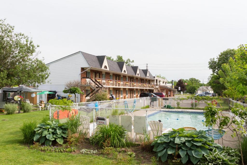 un complejo con piscina frente a un edificio en Niagara Falls Motor Lodge, en Niagara Falls