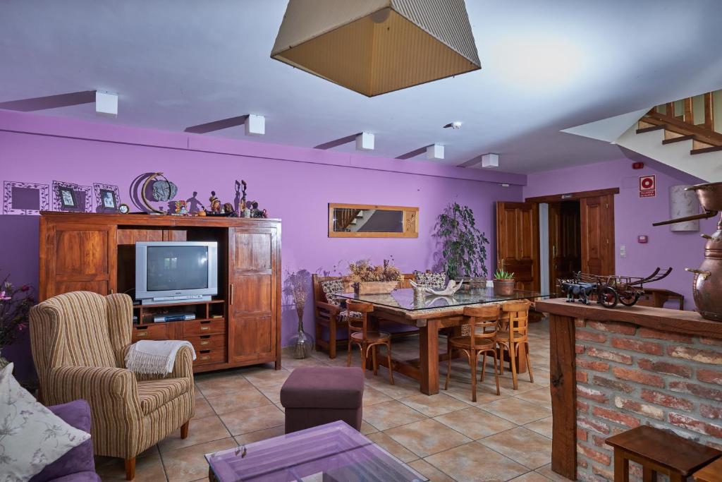 TV a/nebo společenská místnost v ubytování La Posada de Cucayo