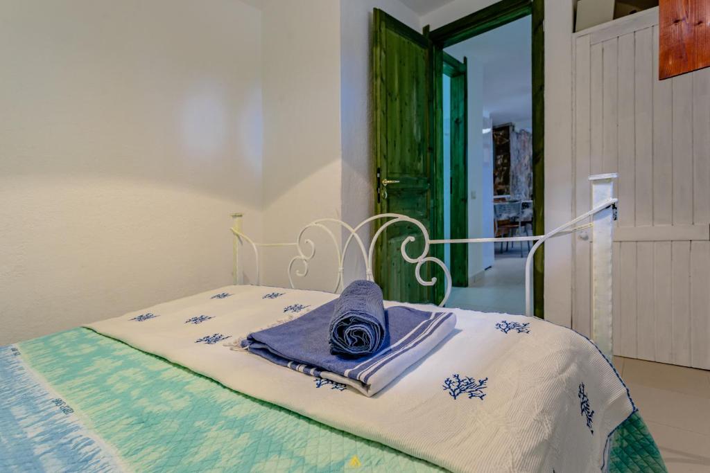 Posteľ alebo postele v izbe v ubytovaní Villa i Ginepri Villasimius località Porto sa ruxi