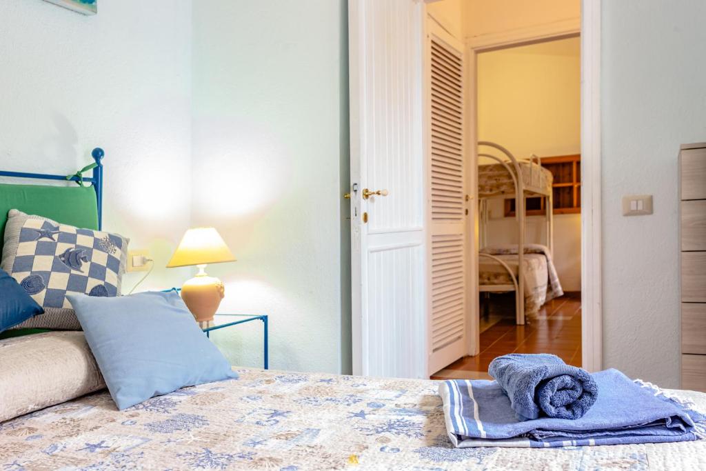Posteľ alebo postele v izbe v ubytovaní Villa i Ginepri Villasimius località Porto sa ruxi