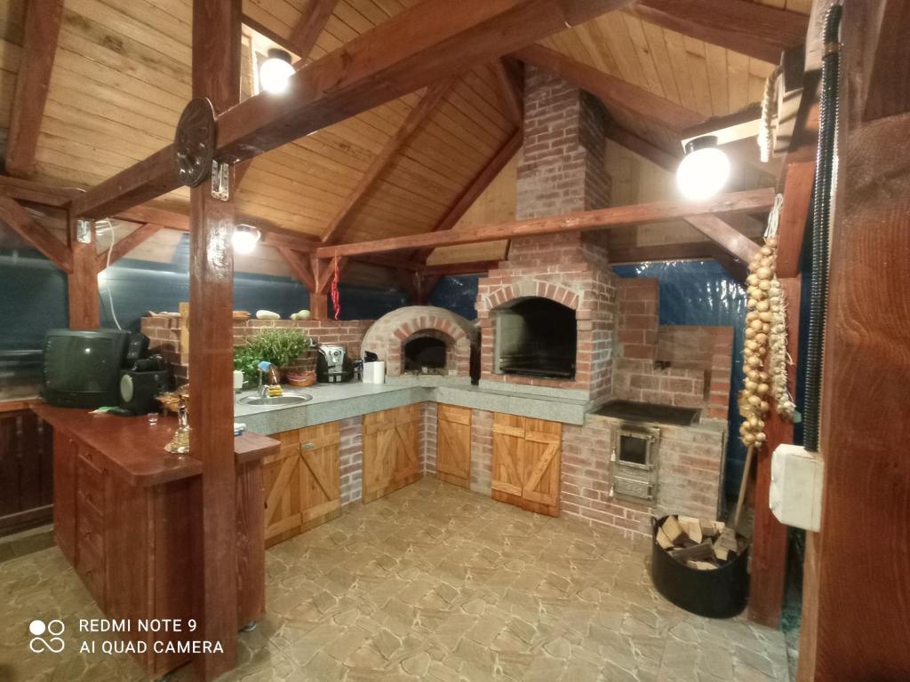 una cocina con horno de ladrillo en una casa en Cabana Piatra Plaiului en Budureasa