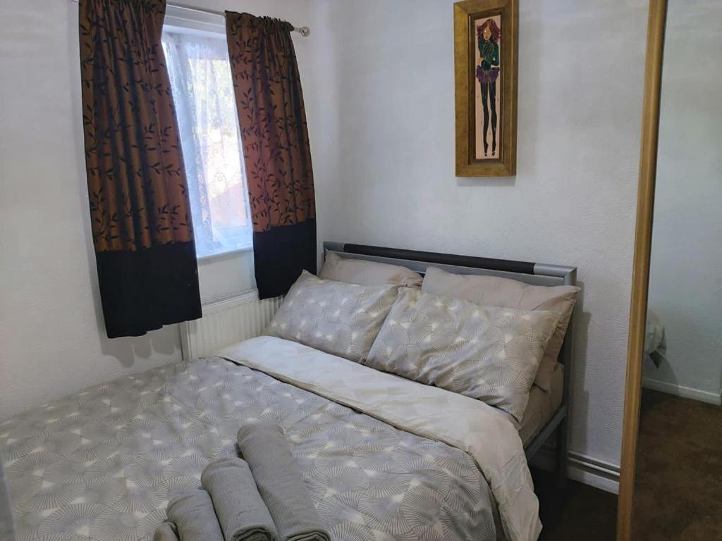 sypialnia z łóżkiem i oknem w obiekcie Heronsgate GH008 w mieście Thamesmead