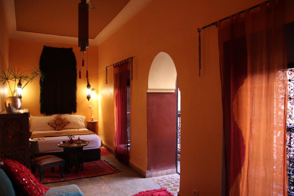 Postel nebo postele na pokoji v ubytování Riad Ajebel