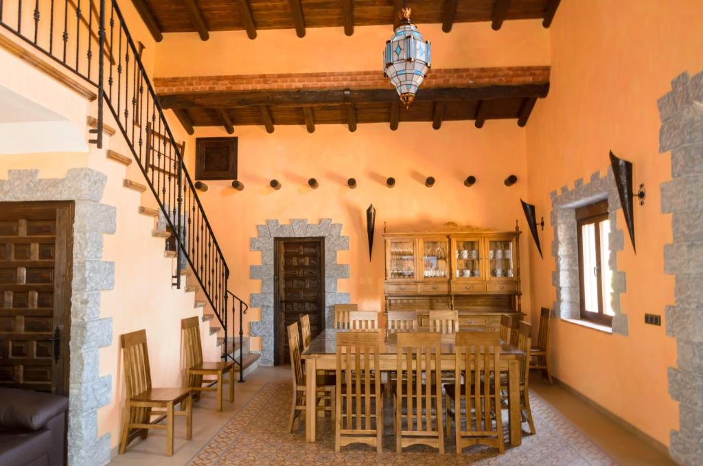 jadalnia ze stołem i krzesłami w obiekcie Casa Rural Finca El Tornero w mieście Aracena