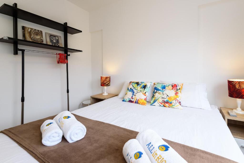 1 dormitorio con 1 cama con 2 toallas en Angelical em Ipanema - Lugar acolhedor - AC402 Z1 en Río de Janeiro