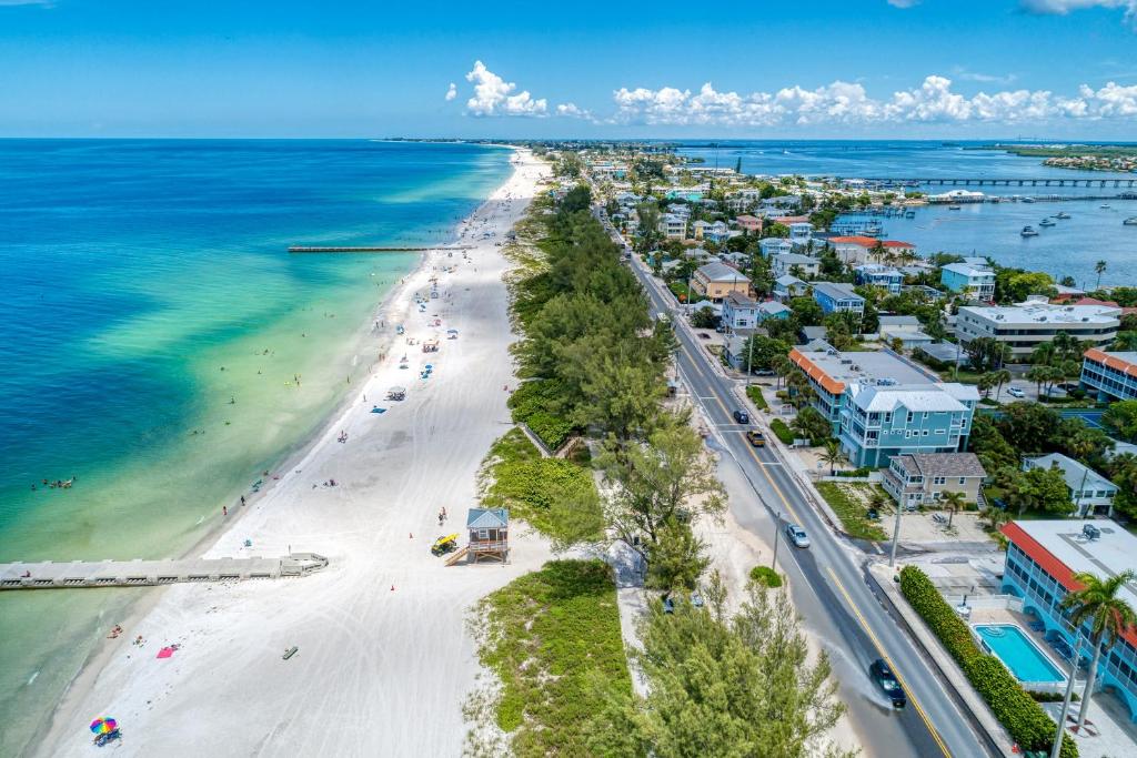 eine Luftansicht auf den Strand und die Gebäude in der Unterkunft Cottage Haven-One Minute Walk To The Beach-Private Yards-Keyless Locks in Bradenton Beach