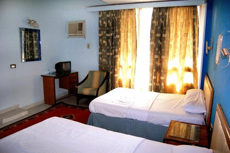 Postel nebo postele na pokoji v ubytování Nile Zamalek Hotel
