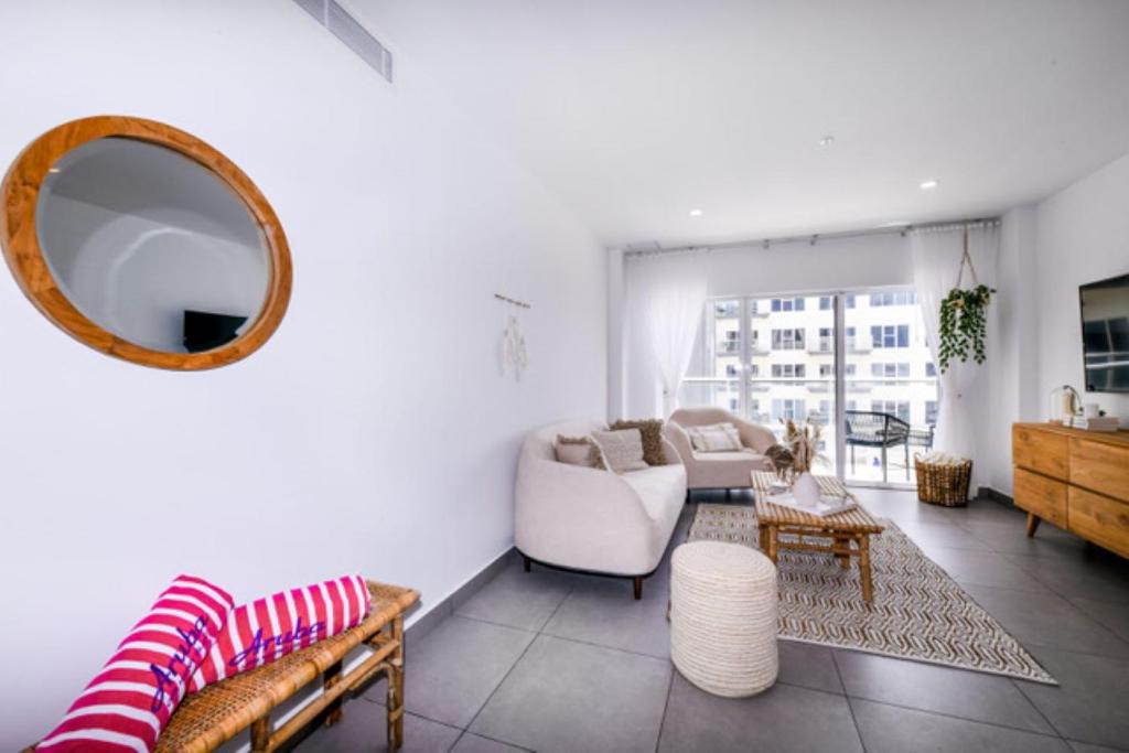 Posezení v ubytování Stylish luxury condo, central location, ocean view, pool, gym