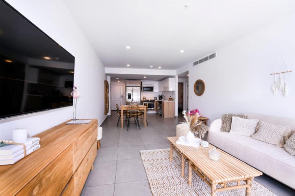 Posezení v ubytování Stylish luxury condo, central location, ocean view, pool, gym