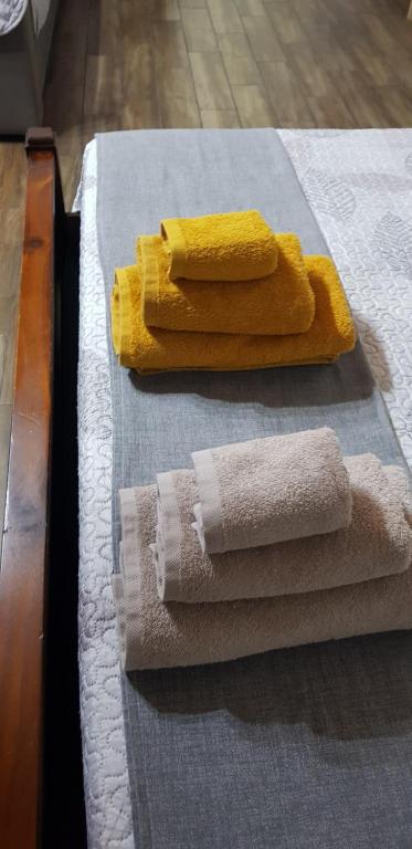 duas toalhas sentadas em cima de uma mesa em Bed and breakfast Raggio di Sole em Iglesias