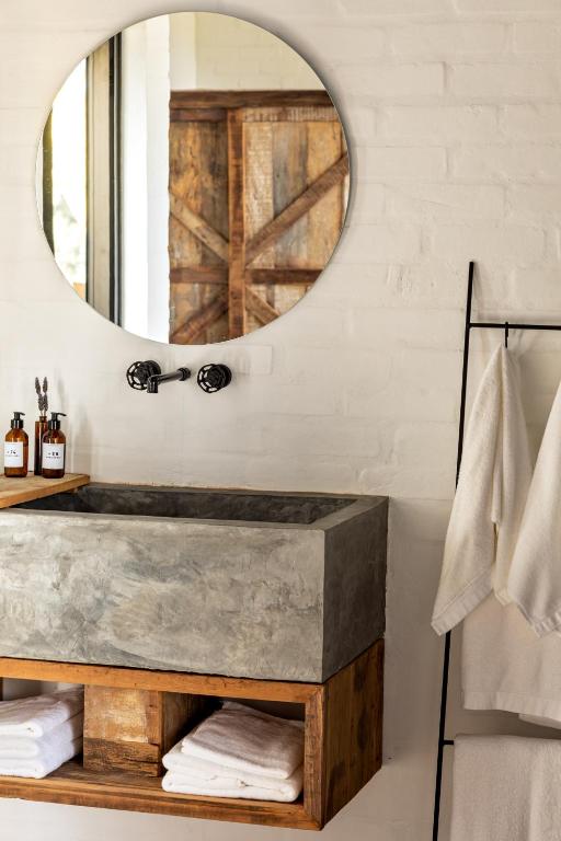 Un baño de Mataka'a - Chalé Industrial na Mantiqueira