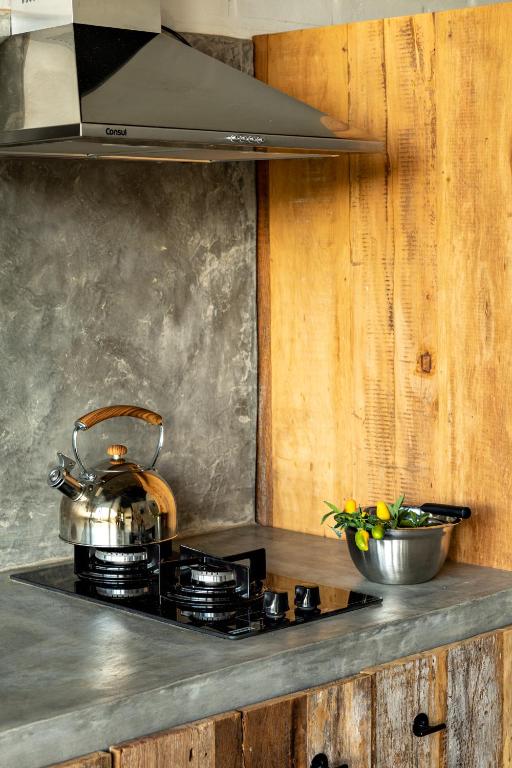 Una cocina o zona de cocina en Mataka'a - Chalé Industrial na Mantiqueira