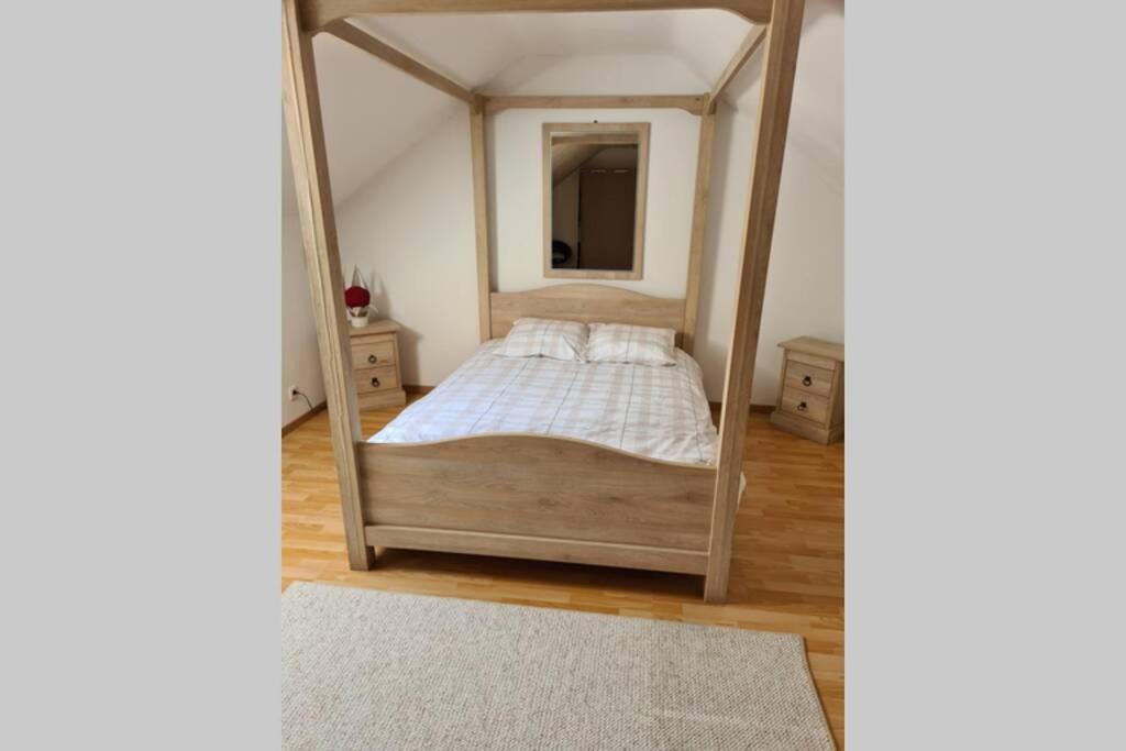 Una cama o camas en una habitaci&oacute;n de Au petit ravel Loft cosy au coeur de la nature
